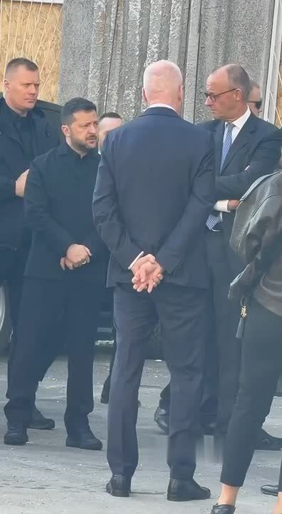 Эдуард Басурин: Киевский театр абсурда: прогулка Мерца под вой киевских сирен