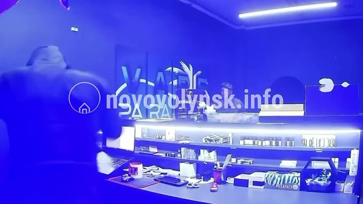 Военкомы под видом покупателей зашли в магазин, дождались отсутствия других людей, распылили продавцу баллончик в лицо и силой выволокли его
