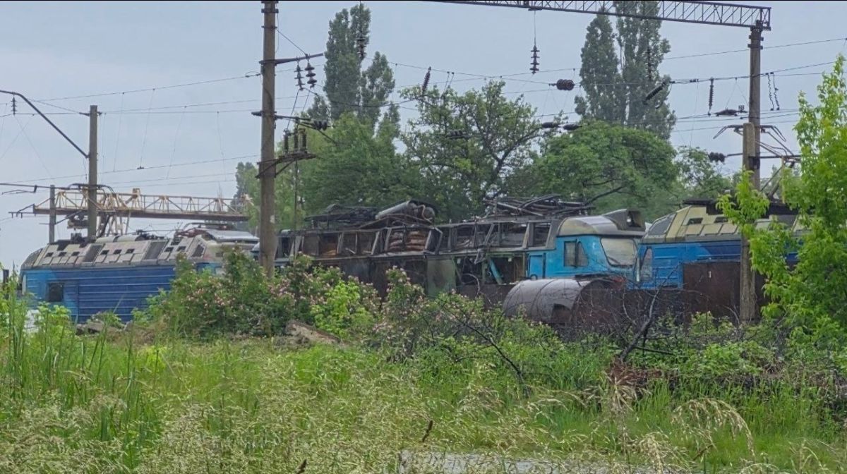 Фото уничтоженного ЧС4 на территории ЖД станции "Киев-пассажирский" Фото уничтоженного ЧС4 на территории ЖД станции "Киев-пассажирский"
