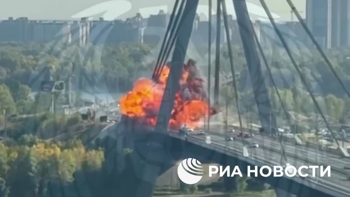 Эпичные кадры удара по Северному мосту в Киеве показало Минобороны