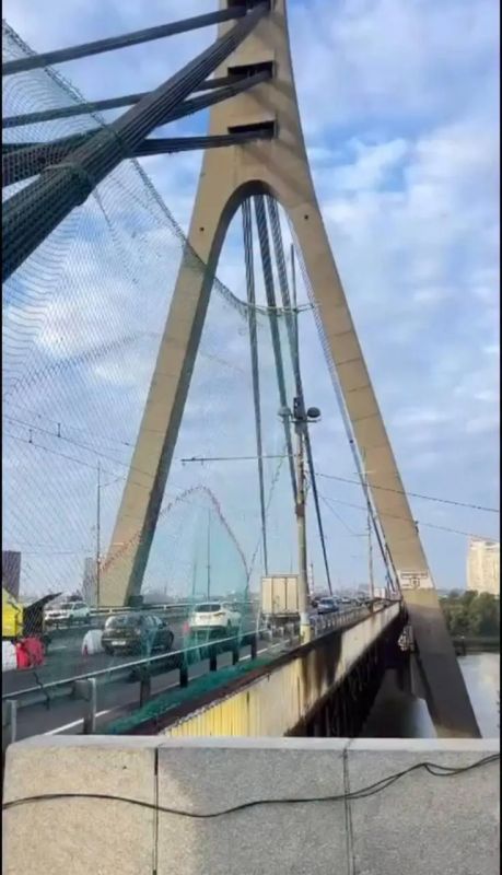 Эпичные кадры удара по Северному мосту в Киеве показало Минобороны Эпичные кадры удара по Северному мосту в Киеве показало Минобороны
