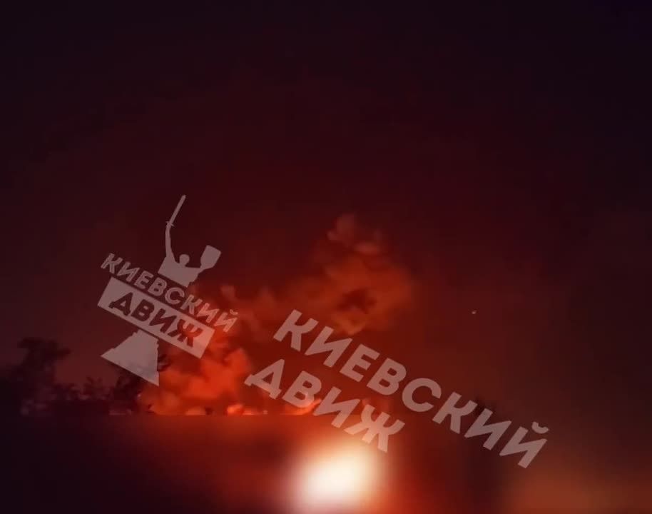 Кадры бушующих пожаров в Киеве