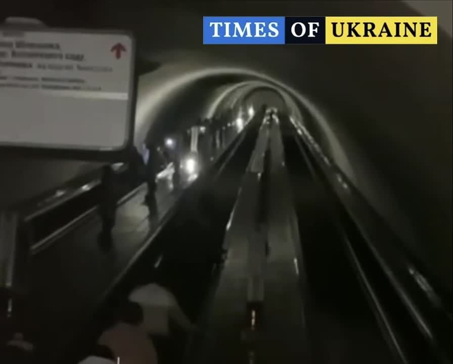 В Киеве полностью остановилось метро В связи со снижением напряжения от внешних питающих центров в метрополитене временно приостановлено движение поездов и работа эскалаторов, – сообщает КГГА Из-за катастрофических перебоев...