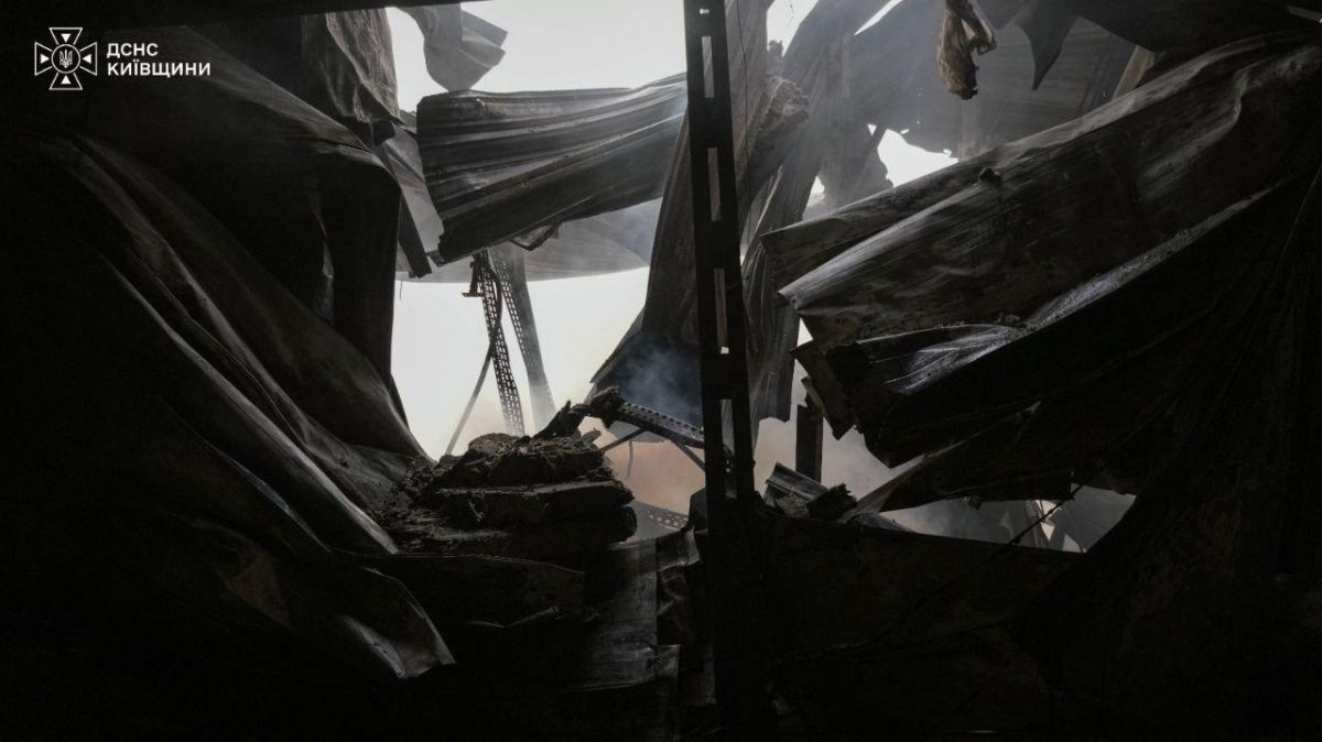 ВС РФ атаковали складские помещения в Буче под Киевом, начался пожар ВС РФ атаковали складские помещения в Буче под Киевом, начался пожар