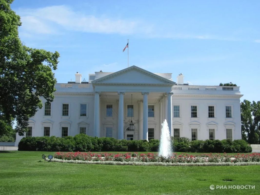 США лишь выдают себя за нейтрального посредника между Москвой и Киевом, заявил американский аналитик Эндрю Наполитано