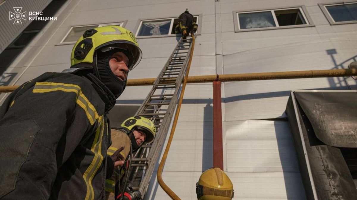 Сегодня ночью прилетело по складам под Бучей, сообщает украинская ГСЧС Сегодня ночью прилетело по складам под Бучей, сообщает украинская ГСЧС