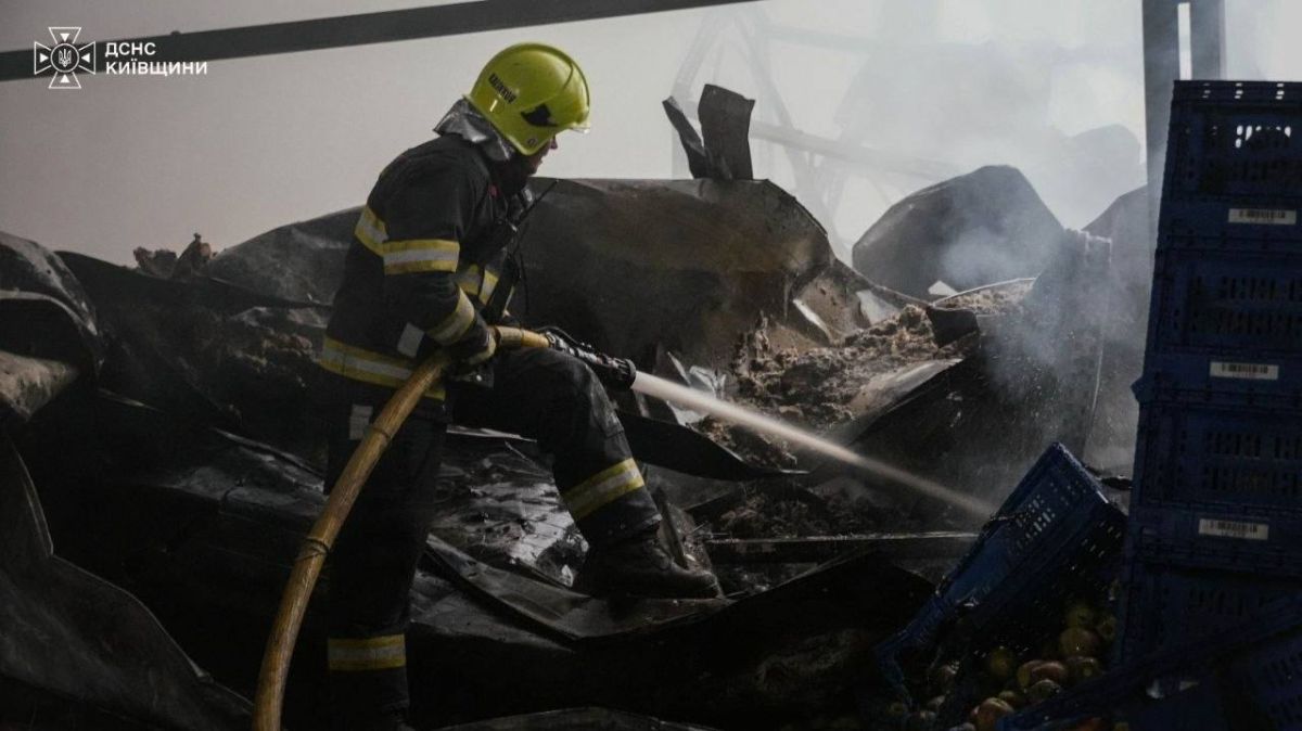 Сегодня ночью прилетело по складам под Бучей, сообщает украинская ГСЧС Сегодня ночью прилетело по складам под Бучей, сообщает украинская ГСЧС