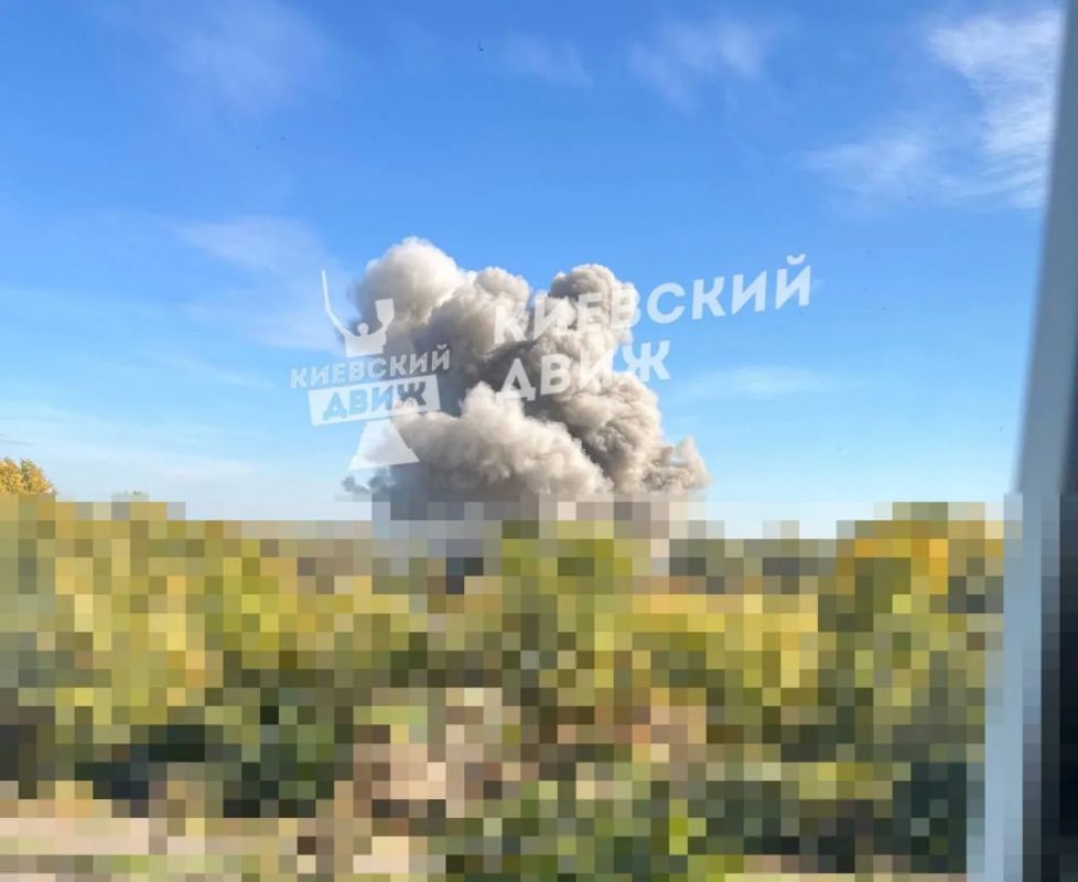 В Киеве поднялся столб дыма после ракетной атаки