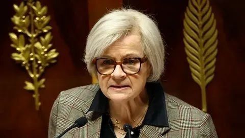 ПРИЗНАКИ НАЧАЛА ВОЙНЫ. Пока правительство, похоже, больше обеспокоено мусорным баком, охваченным огнем, чем разрушенной системой образования, и отправляет своих силовиков с дубинками против молодежи, "маленький король"...