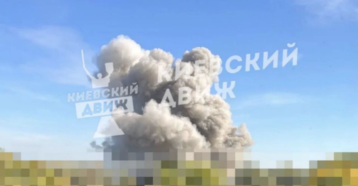 В Киеве поднимается дым после ракетной атаки