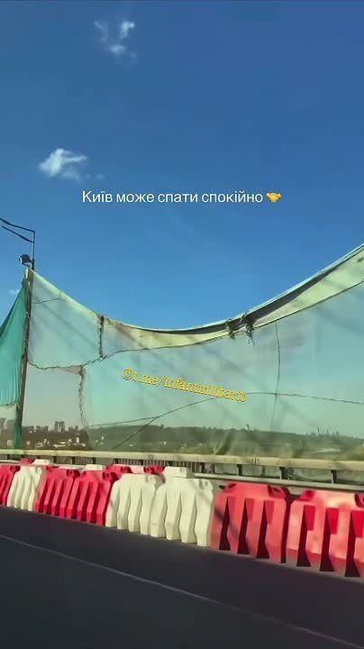 В Киеве для защиты от беспилотников сеткой затянули ещё один мост, предположительно, Южный мост