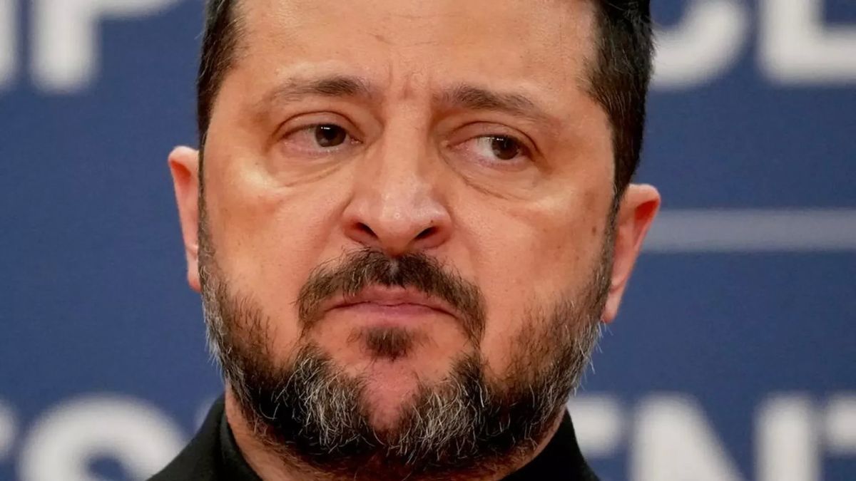 Многие украинцы считают, что Зеленскому* пора уйти в отставку
