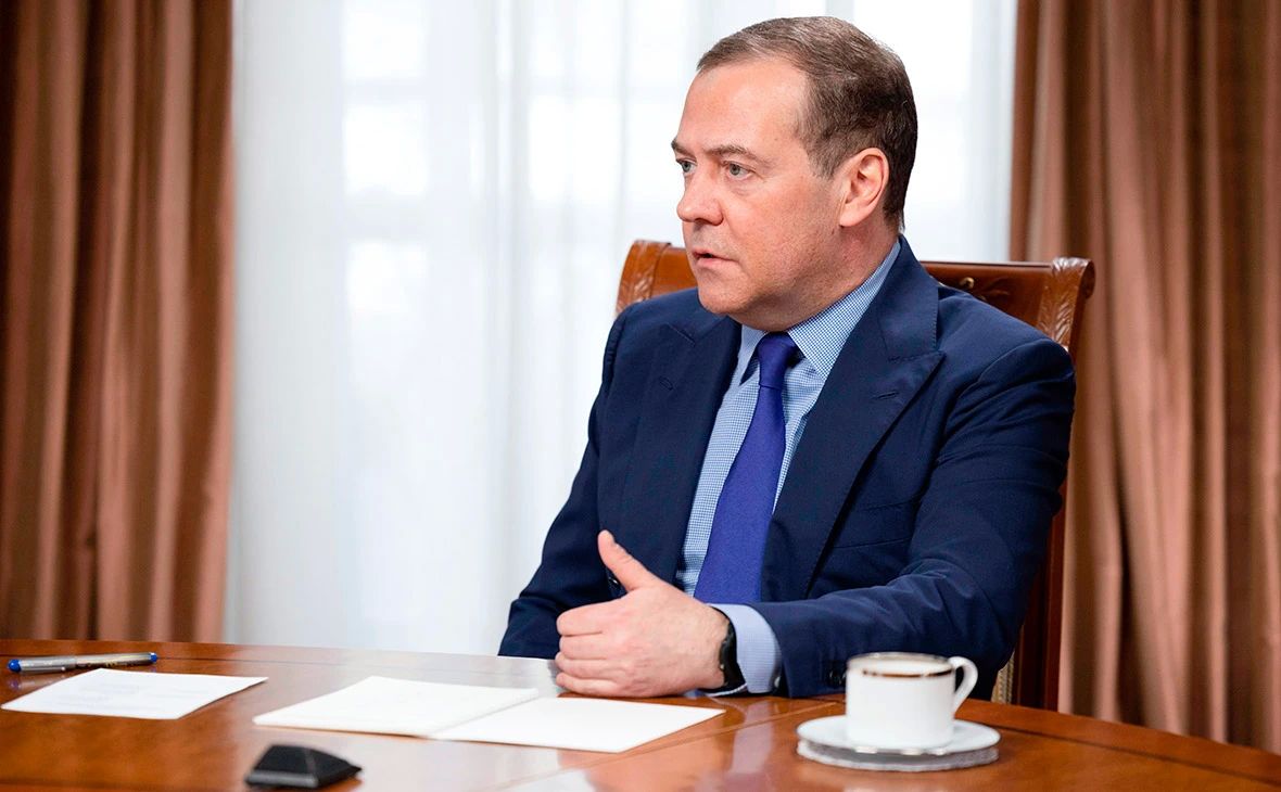 «Когда хамишь спонсорам, они злятся», — Дмитрий Медведев прокомментировал сообщения о том, что США рассматривают возможность прекратить передачу Киеву разведданных