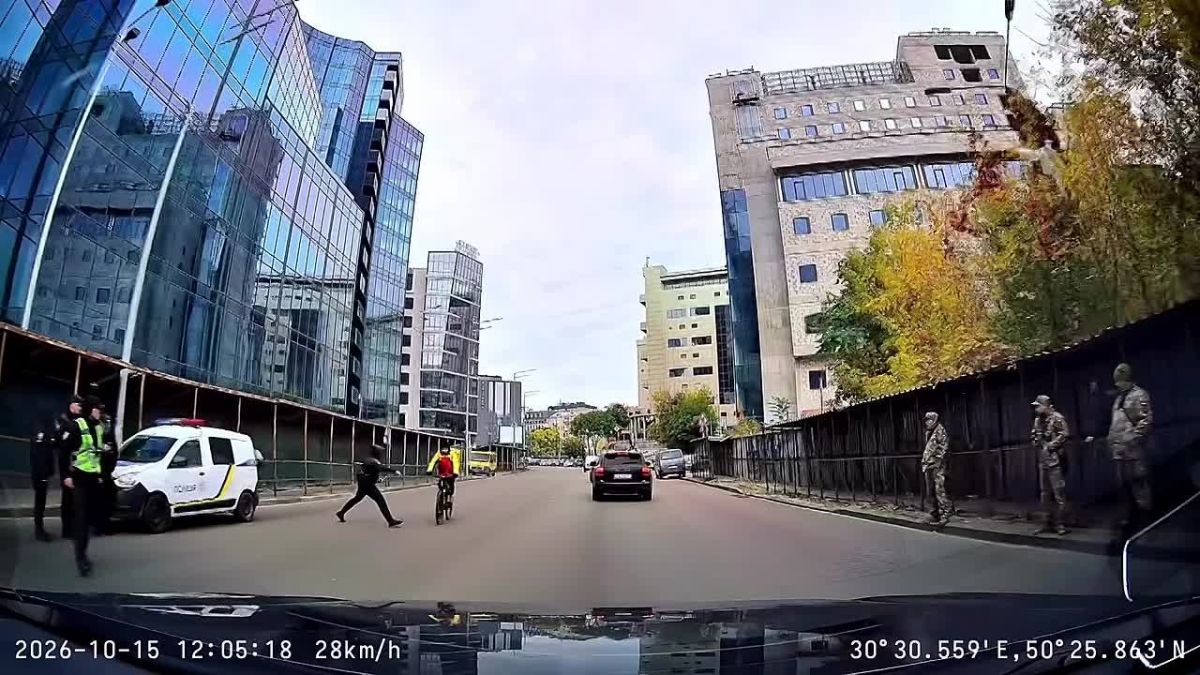 Киев, полицай просто берет и толкает курьера под машину