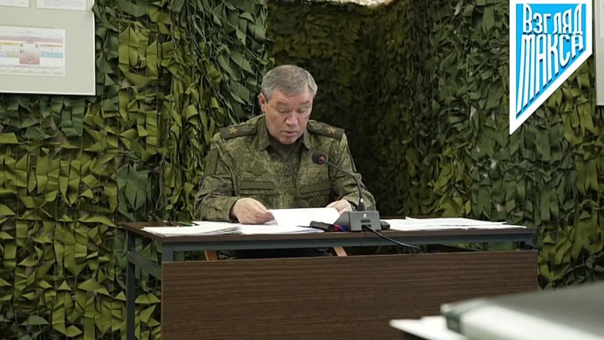 Президент России Владимир Путин посетил вспомогательный пункт управления Объединённой группировки войск, где провёл совещание с командным составом