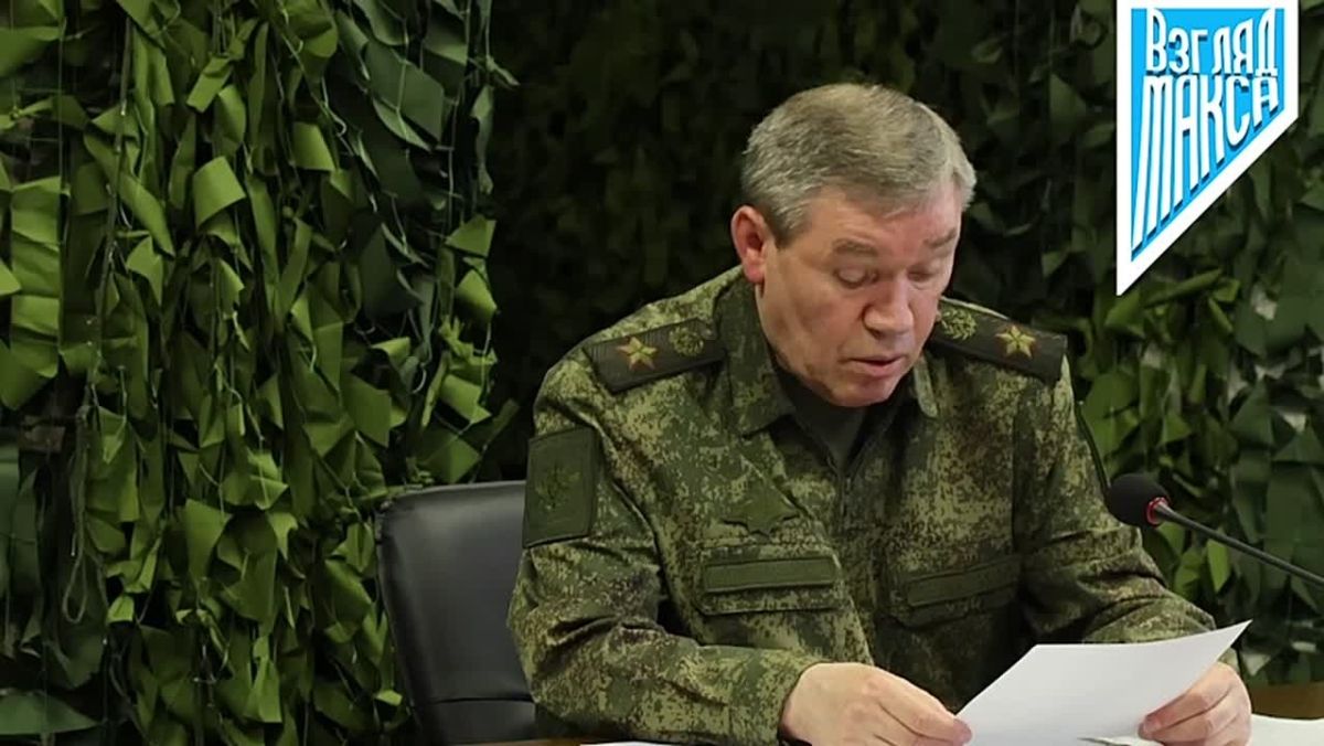 Президент России Владимир Путин посетил вспомогательный пункт управления Объединённой группировки войск, где провёл совещание с командным составом