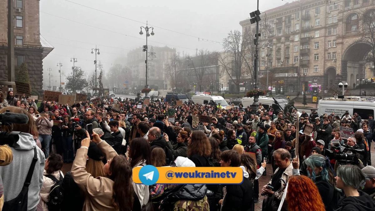 Под зданием КГГА началась акция с требованием отставки мэра Киева Виталия Кличко Под зданием КГГА началась акция с требованием отставки мэра Киева Виталия Кличко