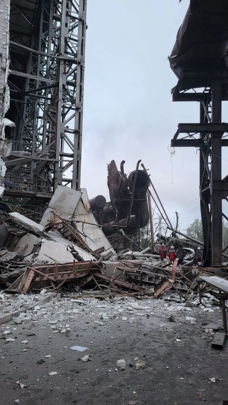Последствия пятого удара баллистическими ракетами по комбинату "Запорожсталь" Последствия пятого удара баллистическими ракетами по комбинату "Запорожсталь"