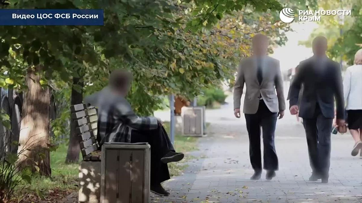 "Интересовался настроениями крымчан": ФСБ опубликовала кадры допроса жительницы Черноморского района, работавшей на ГУР