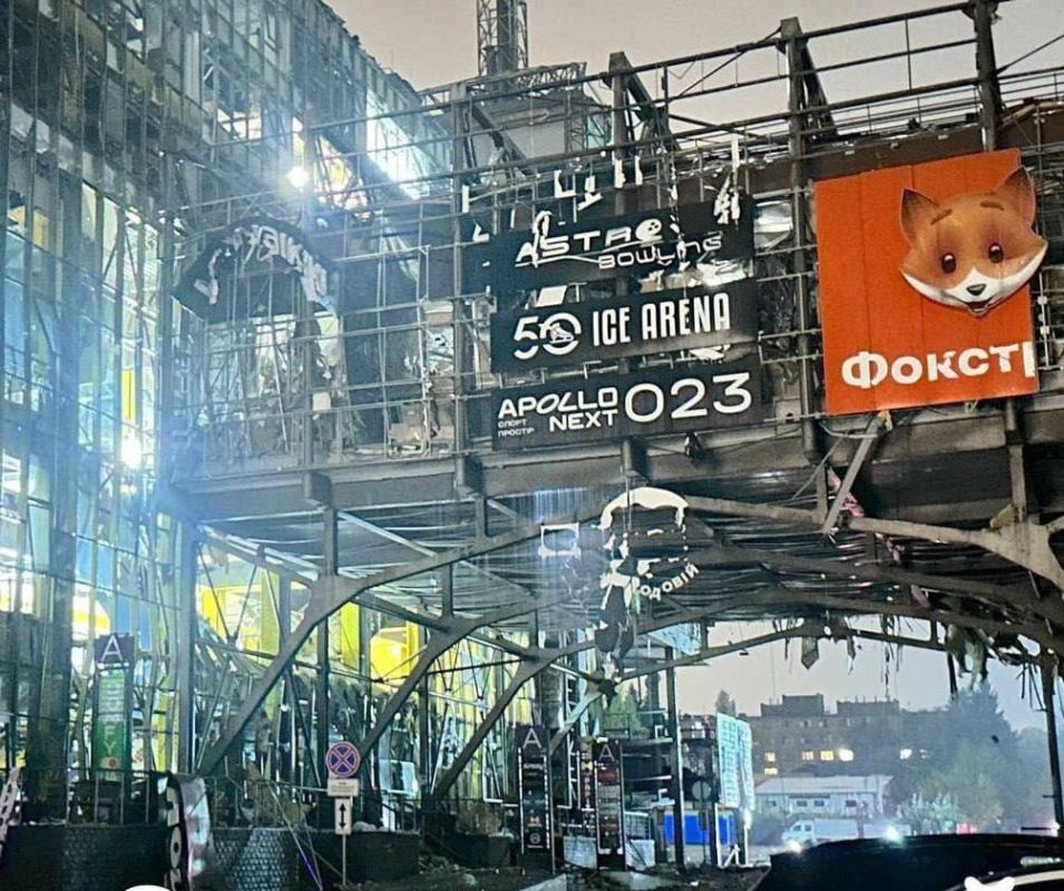 В Киеве прилетело по ТЦ «Cosmo Multimall”. Помимо этого повреждена станция метро «Черниговская» В Киеве прилетело по ТЦ «Cosmo Multimall”. Помимо этого повреждена станция метро «Черниговская»