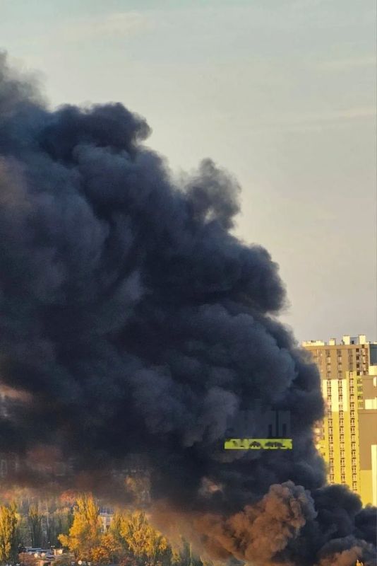 Пожар на подстанции ПС 330 кВ «Нивки» в Киеве после прилета «Гераней» Пожар на подстанции ПС 330 кВ «Нивки» в Киеве после прилета «Гераней»