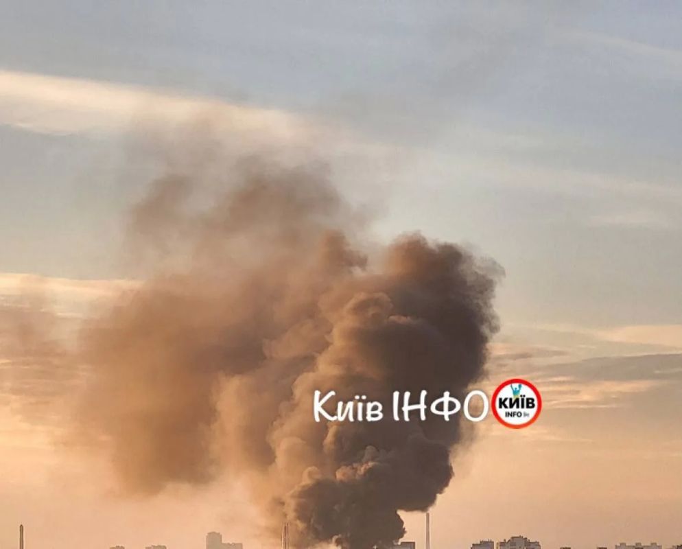 Пожар на подстанции ПС 330 кВ «Нивки» в Киеве после прилета «Гераней»