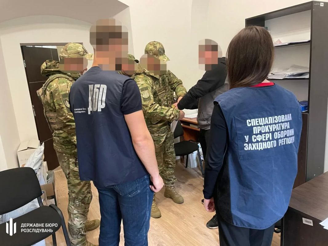 Одной рукой берёт взятки, другой — избивает мобилизованных
