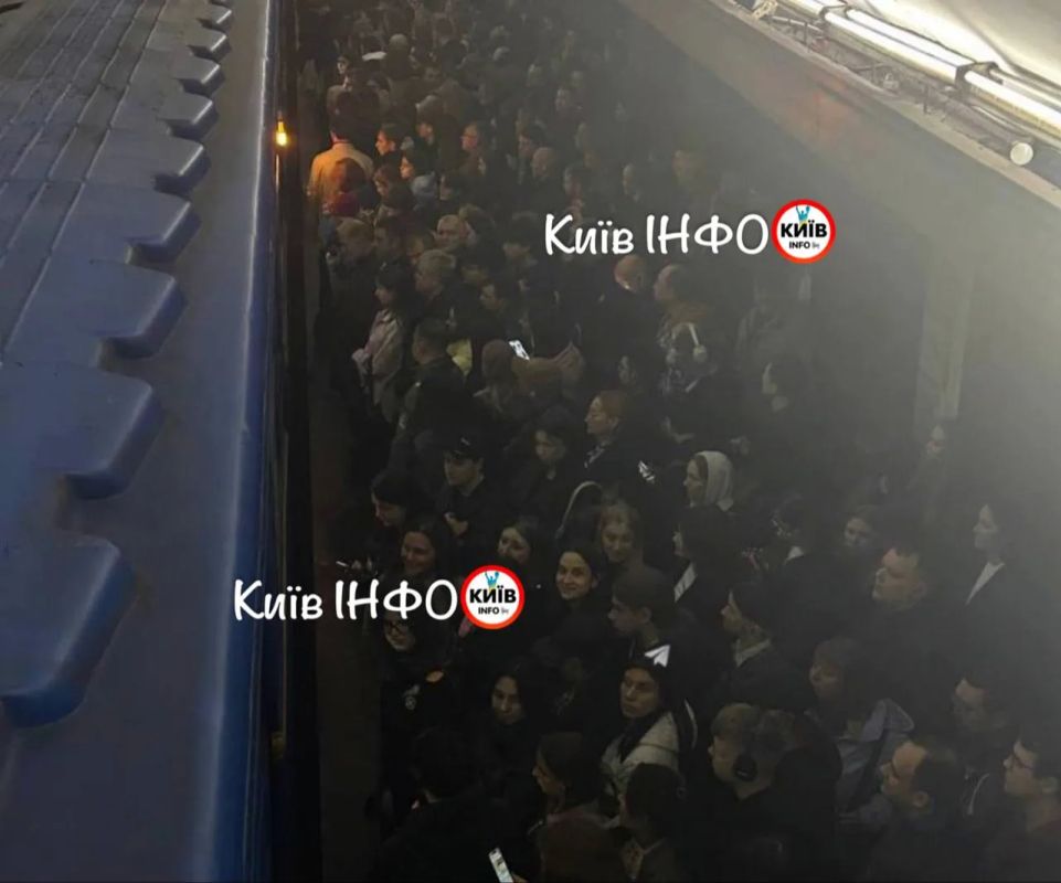 «Ломаются двери поездов», — киевские ТГ-каналы о давке в местном метрополитене