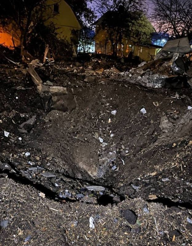 Воронка после обстрела Киева баллистическими ракетами