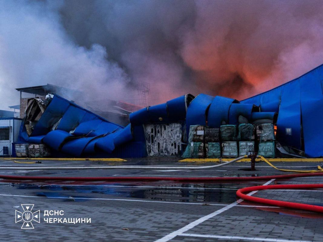 В Умани (Черкасская область) до сих пор пытаются потушить пожар в «Эпицентре», по которому ударили ещё ночью