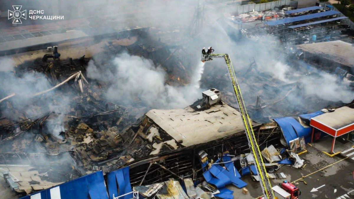 В Умани (Черкасская область) до сих пор пытаются потушить пожар в «Эпицентре», по которому ударили ещё ночью В Умани (Черкасская область) до сих пор пытаются потушить пожар в «Эпицентре», по которому ударили ещё ночью