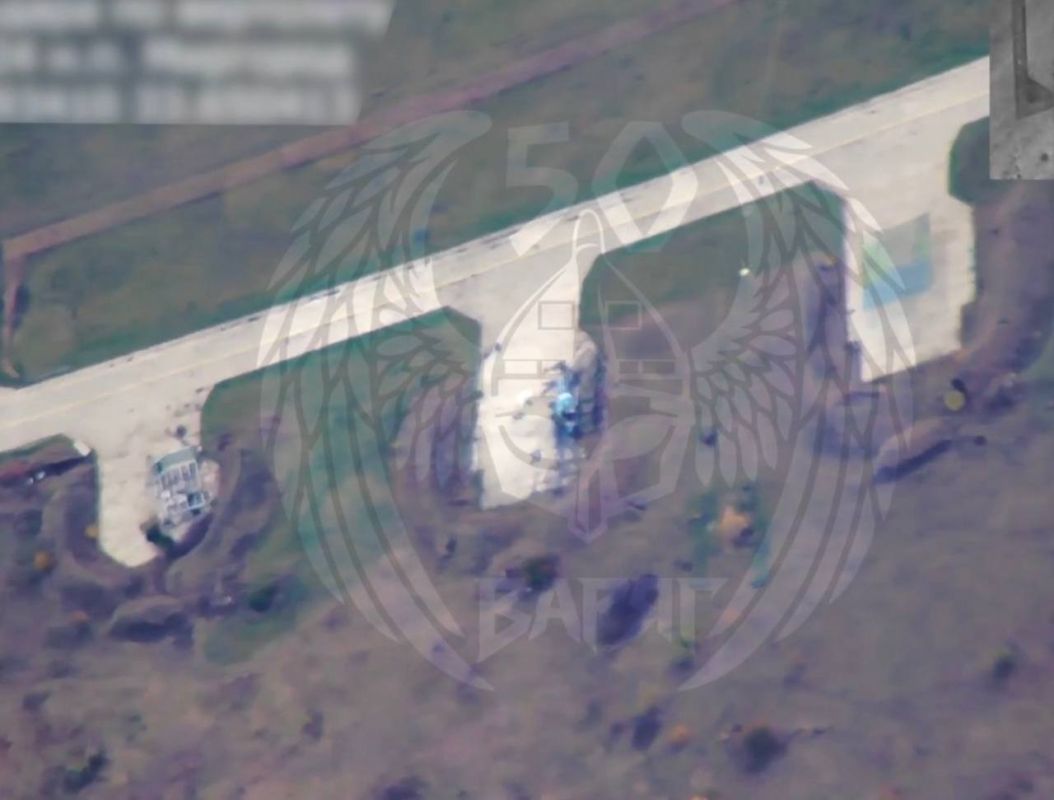 Уничтожение вертолёта Ми-24ПУ1 на стоянке аэродрома Миргород в Полтавской области реактивным дроном-камикадзе «Герань-4» из состава 50-й отдельной бригады «Варяг» ВС РФ Уничтожение вертолёта Ми-24ПУ1 на стоянке аэродрома Миргород в Полтавской области реактивным дроном-камикадзе «Герань-4» из состава 50-й отдельной бригады «Варяг» ВС РФ
