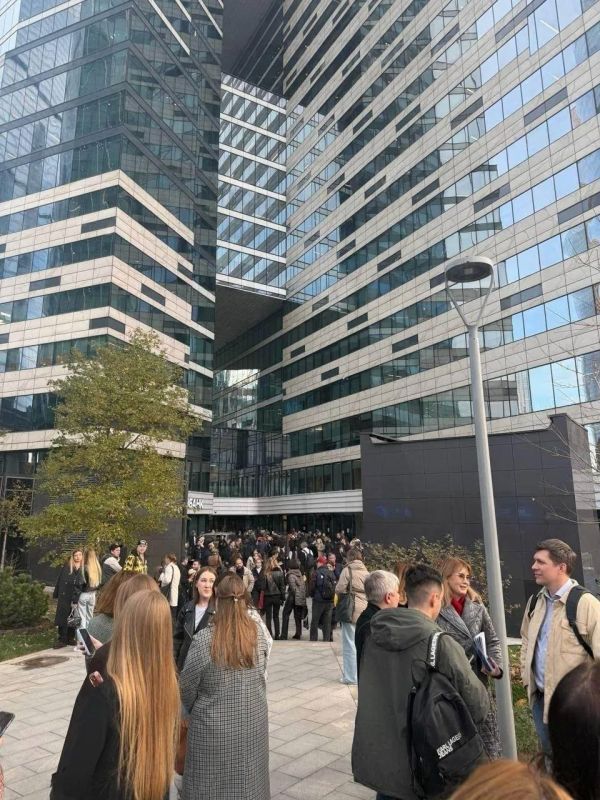 Новости к этому часу:. В Москва-Сити эвакуировали посетителей башни «IQ-квартал» - ТАСС сообщает, что произошло ложное срабатывание сигнализации, ранее СМИ писали, что эвакуация проводится на фоне атаки БПЛА