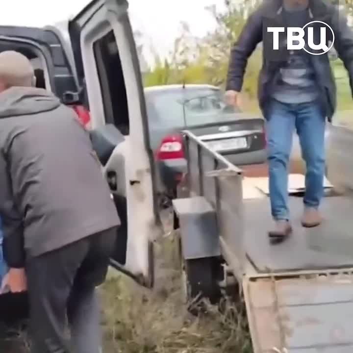 «Идите воюйте, изверги!»: украинская полиция мобилизовала водителя катафалка, когда он вёз гроб на кладбище