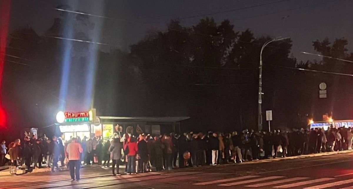 В Киеве — транспортный коллапс: сотни людей стоят в очередях на Дарницком вокзале из-за нехватки наземного транспорта, — местные паблики