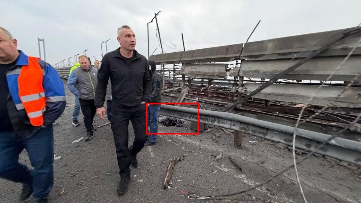 Фото повреждений полотна Южного моста в Киеве