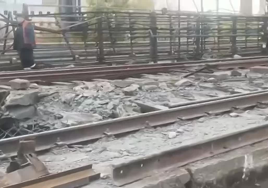 Первые видео с объективным контролем воронки от удара ракеты ОТРК "Искандер-М" по Южному мосту в Киеве, видео из местных телеканалов