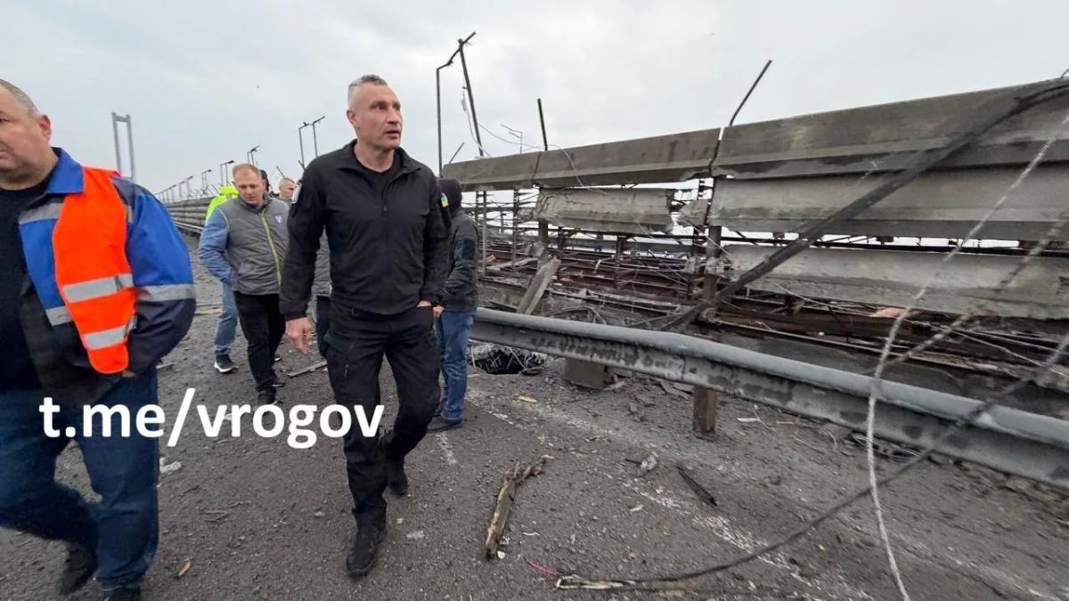 Владимир Рогов: Большая дыра между железнодорожными путями — фото Южного моста после прилёта Владимир Рогов: Большая дыра между железнодорожными путями — фото Южного моста после прилёта