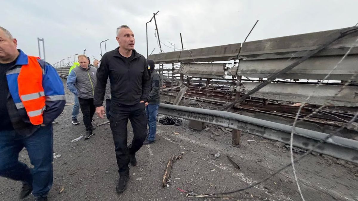 Появились первые фото атакованного Южного моста в Киеве