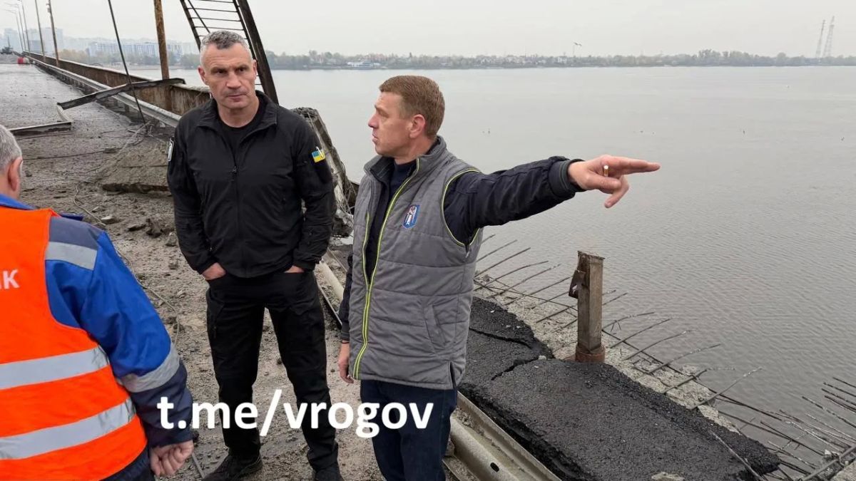 Владимир Рогов: Большая дыра между железнодорожными путями — фото Южного моста после прилёта Владимир Рогов: Большая дыра между железнодорожными путями — фото Южного моста после прилёта