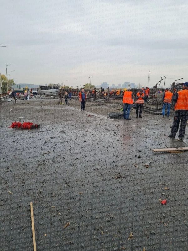 Воронка от баллистики прямо посреди путей метро Южного моста в Киеве Воронка от баллистики прямо посреди путей метро Южного моста в Киеве