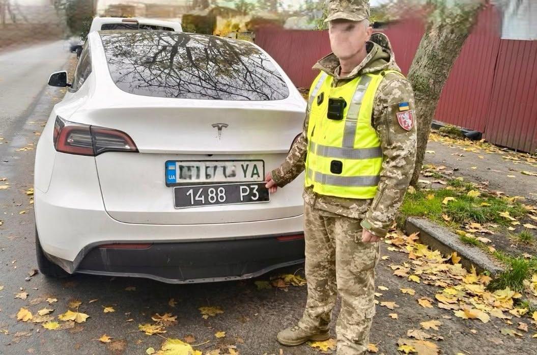 Сапер ВСУ установил на свою Tesla военные номера с характерными цифрами