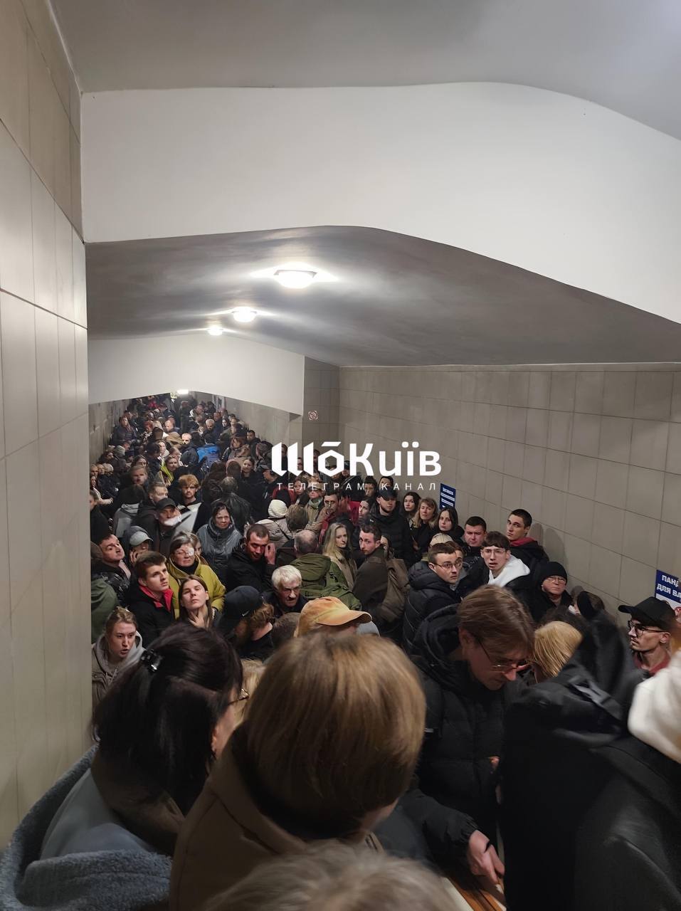Взрывы над Киевом: жители укрылись в метро во время ракетной атаки