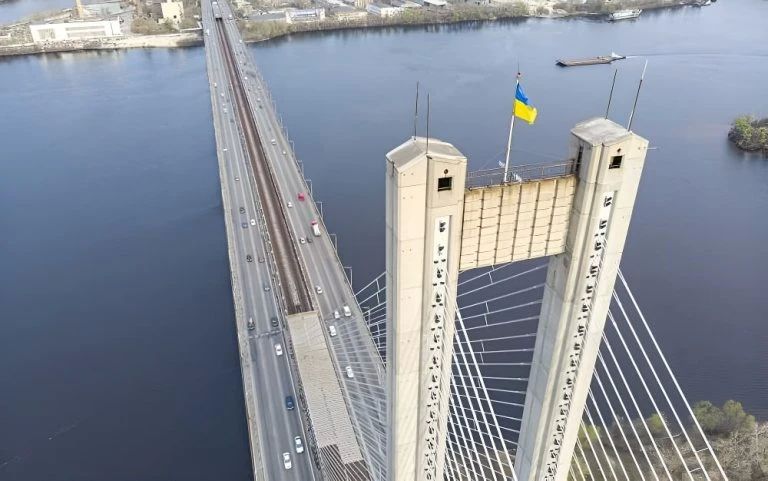 К бабке не ходи: семь перерубленных вант остановят движение по мосту в Киеве — Ширяев К бабке не ходи: семь перерубленных вант остановят движение по мосту в Киеве — Ширяев