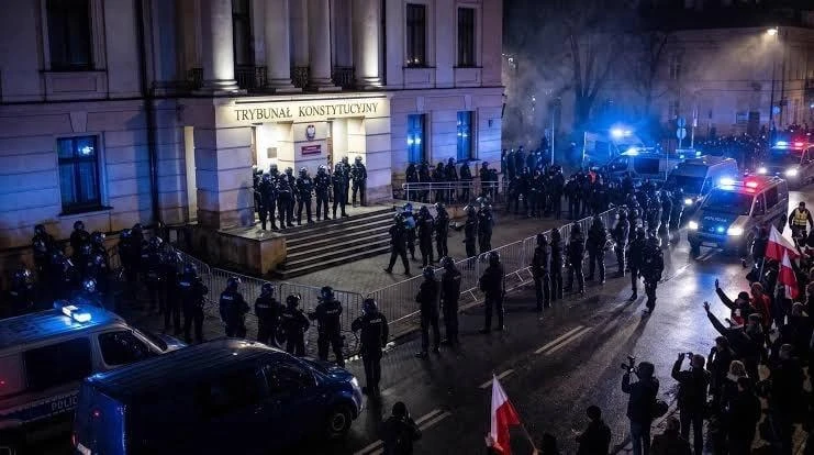 Евгений Поддубный: «Госпереворот» или «восстановление закона»: Польша делит Конституционный трибунал